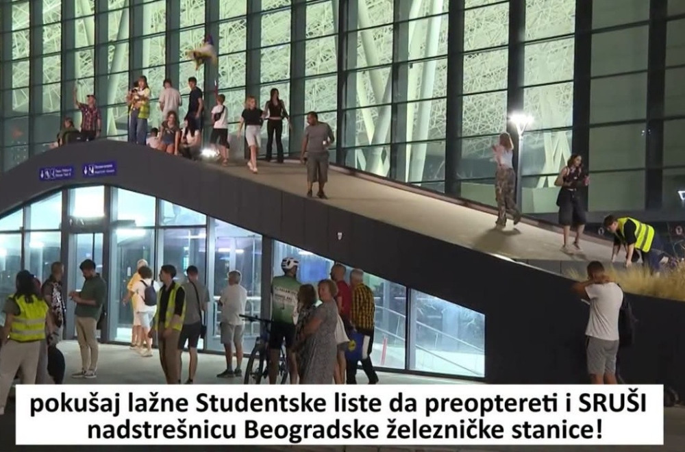 Katastrofa; Blokaderi pokušali da sruše nadstrešnicu nad ulazom u Železničku stanicu Prokop FOTO