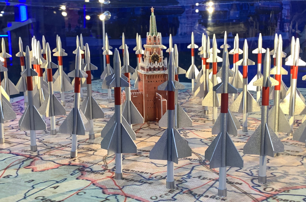 Moskva ključa; Gađaće Berlin?