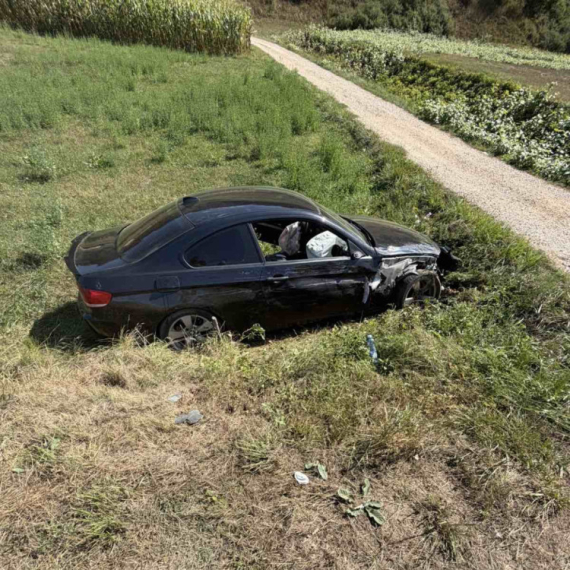 Proleteo kroz znak STOP pa se sudario sa BMW-om: Dve osobe povređene na obilaznici oko Guče