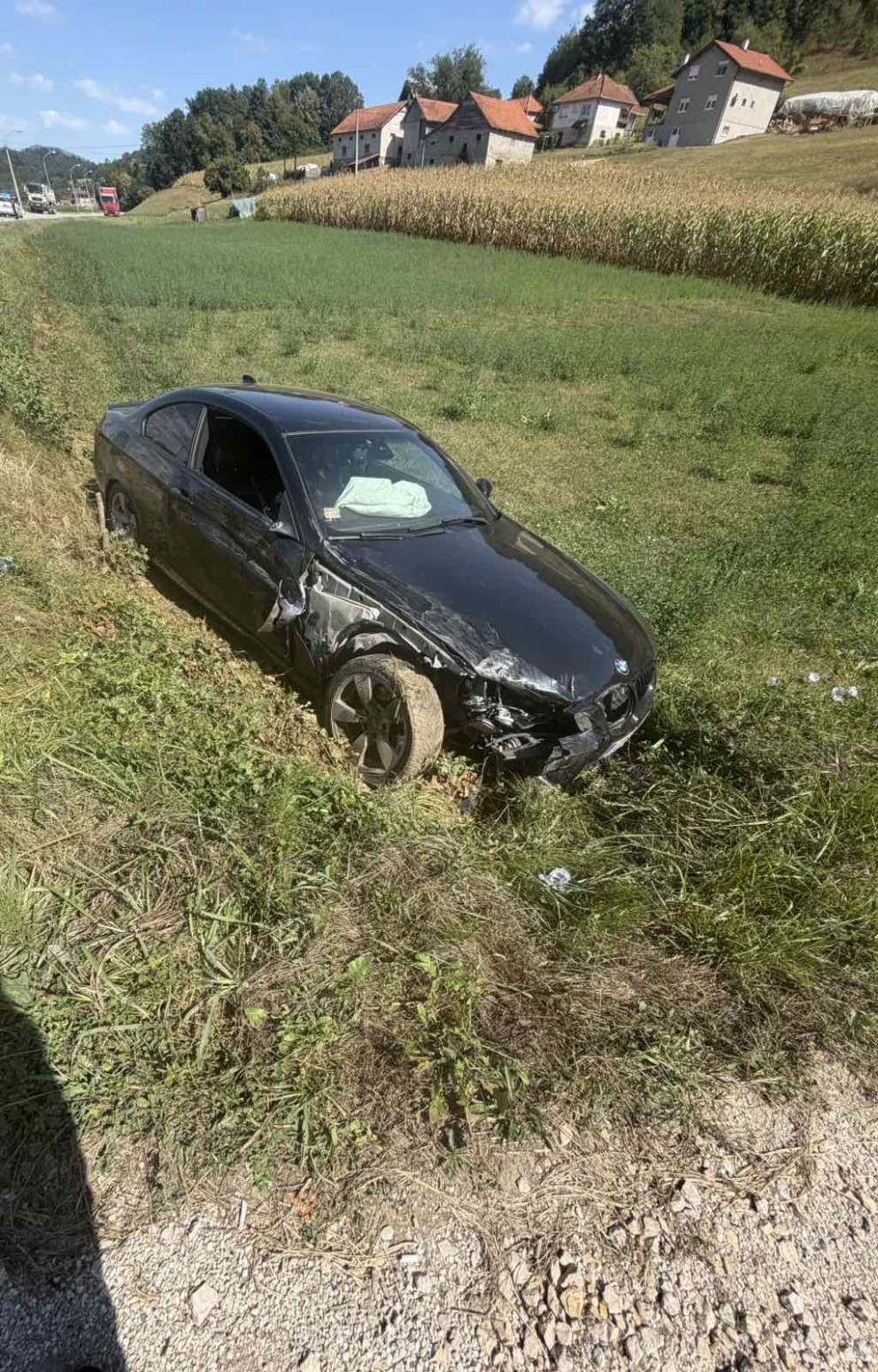 Proleteo kroz znak STOP pa se sudario sa BMW-om: Dve osobe povređene na obilaznici oko Guče