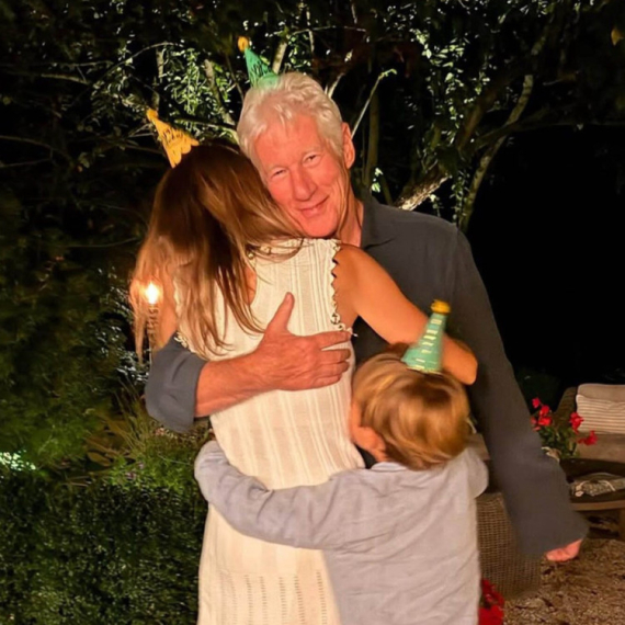 Miljenik žena proslavio 77. rođendan: Supruga ga iznenadila i pokazala da ga ludo voli  FOTO