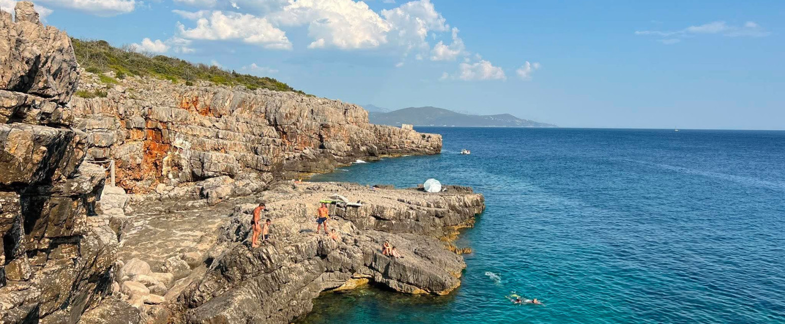 Ovde nema ležaljki i suncobrana, samo tirkizno more i kaskadne stene: Idealno mesto za kupanje u Crnoj Gori