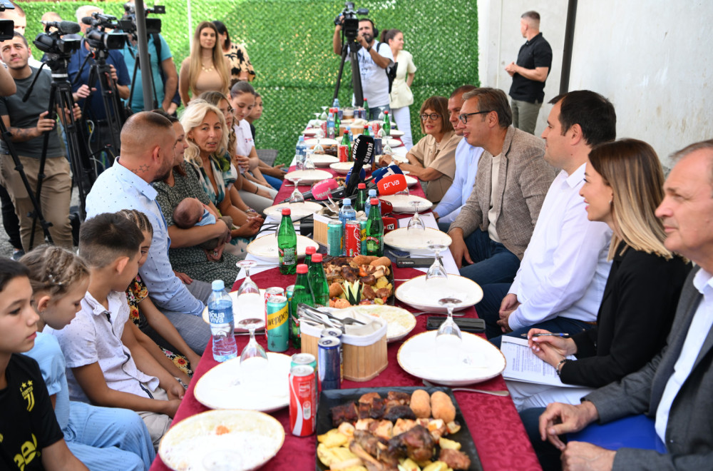 Vučić u poseti porodici Kavai sa jedanaestoro dece: "Hoćemo što više ljudi da vratimo u Srbiju" FOTO