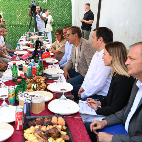 Vučić u poseti porodici Kavai sa jedanaestoro dece: "Hoćemo što više ljudi da vratimo u Srbiju" FOTO