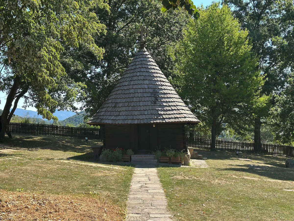 Vrata su tako mala da svako ko ulazi mora da se pokloni svecu: Neobična crkva koja odoleva vekovima FOTO