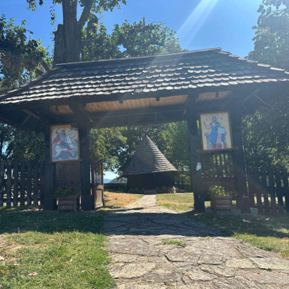 Vrata su tako mala da svako ko ulazi mora da se pokloni svecu: Neobična crkva koja odoleva vekovima FOTO