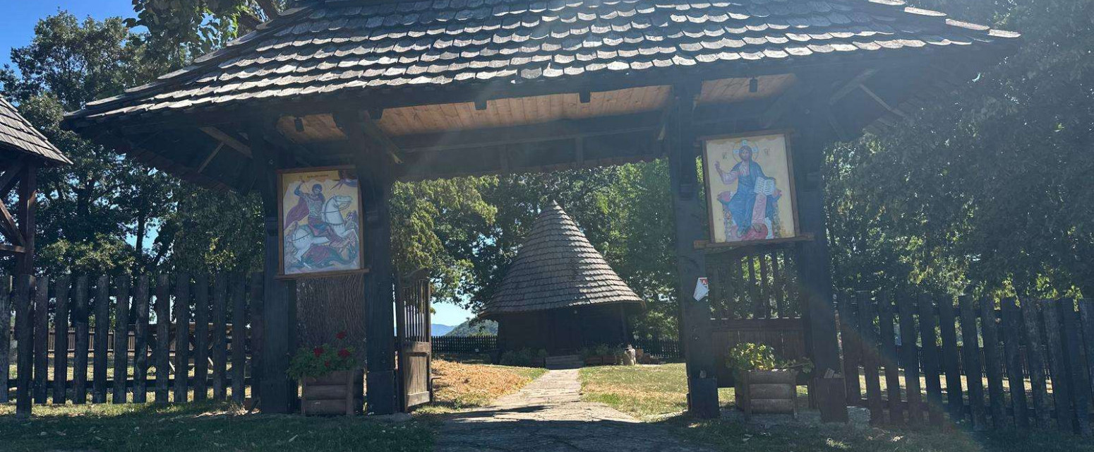 Vrata su tako mala da svako ko ulazi mora da se pokloni svecu: Neobična crkva koja odoleva vekovima FOTO
