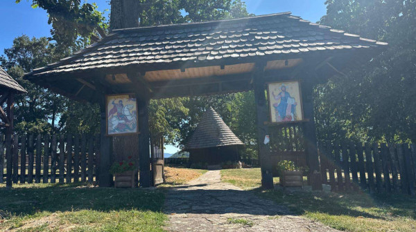 Vrata su tako mala da svako ko ulazi mora da se pokloni svecu: Neobična crkva koja odoleva vekovima FOTO