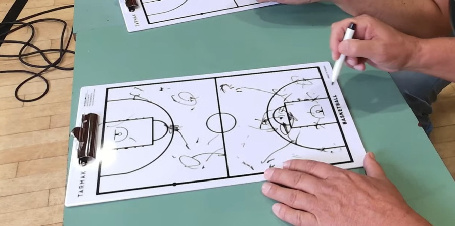 Razgovaraju Vučić i Miroslav Nikolić; Muta ispričao kako su igrala braća Vučić; Posvađaju se i nema basketa