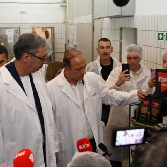 Vučić obišao Industriju mesa "Topola": "Pomoći ćemo da povećaju broj zaposlenih"