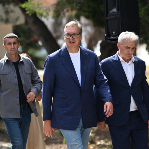 Vučić obišao preduzeće "Agrokons d.o.o."; Najavio nove kilometre na putu Feketić-Vrbas