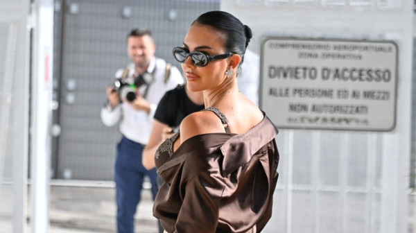 Prvi put kao gospođa Ronaldo: Georgina stigla u Veneciju i odmah "izbacila" grudi FOTO