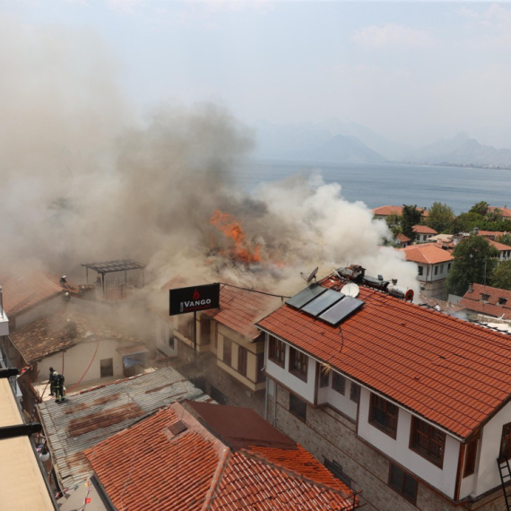 Požar u hotelu u Istanbulu; Evakuisan veliki broj ljudi VIDEO