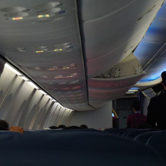 Zašto se svetla u avionu gase tokom poletanja i sletanja?; Ova procedura ima svoje razloge