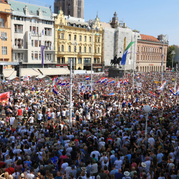 Hiljade ljudi u Zagrebu na protestnom skupu protiv odlaganja otpada u Gospiću FOTO