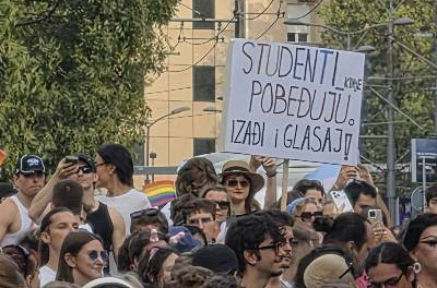 Počeo Prajd u Beogradu; Među okupljenima i blokaderi, nose transparente FOTO