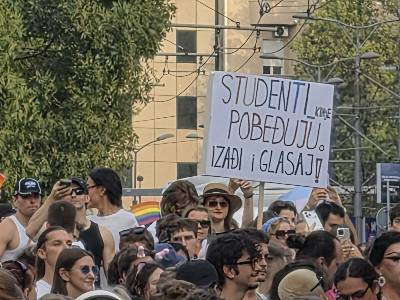 Glavni transparent na Prajdu u Beogradu – studenti pobeđuju; Okupilo se 2.000 ljudi FOTO