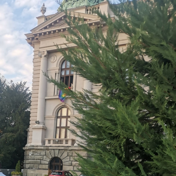 Blokaderi u dogovoru sa ZLF okačili LGBT zastavu na prozor Skupštine; Naloženo momentalno uklanjanje