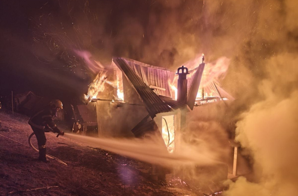 Vatrena stihija progutala porodičnu kuću u Gostunu; Sprečena veća katastrofa FOTO