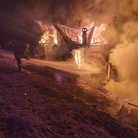 Vatrena stihija progutala kuću porodice Bojović u Gostunu; Sprečena veća katastrofa FOTO