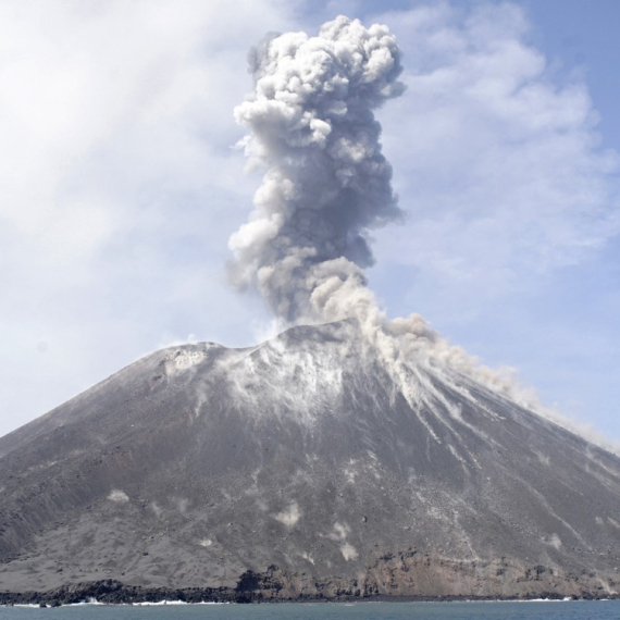 Eruptirao vulkan u Indoneziji: Lava kulja iz kratera; Pepeo zatrpao Džakartu VIDEO