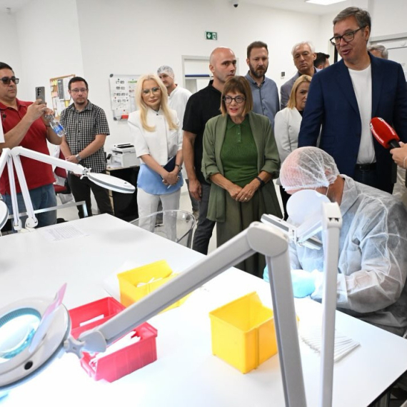 Vučić obišao kompaniju "Phi Academy": "Puteve nastavljamo da radimo, povezujemo Odžake sa Smajlijem"