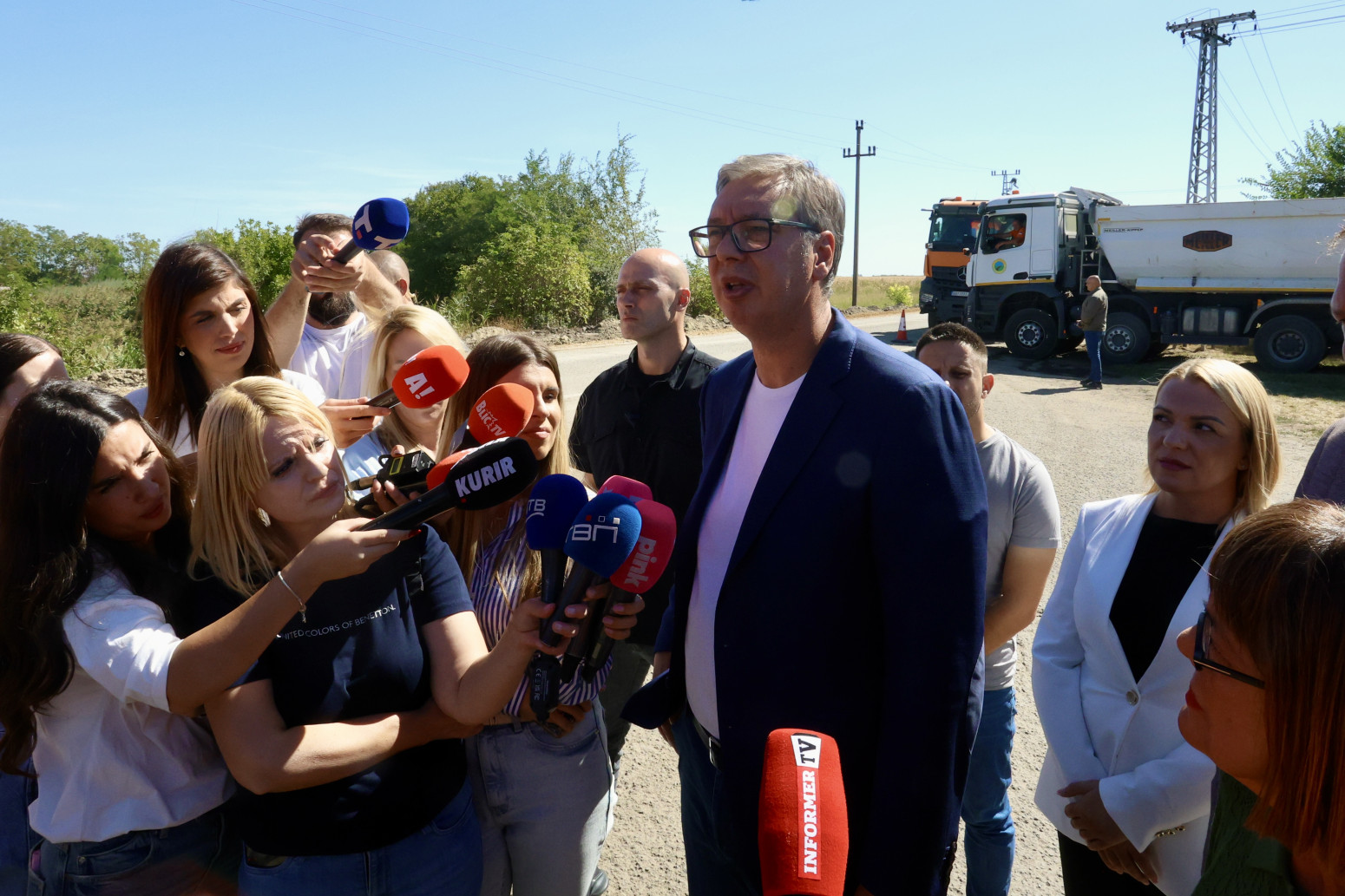 Vučić obišao radove na putu Bački Brestovac - Bački Gračac: Moramo sve da povežemo sa Smajlijem