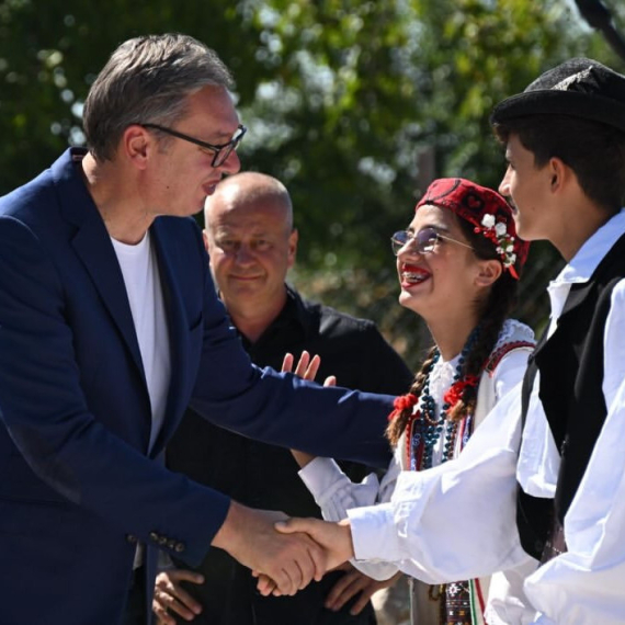 Vučić najavio ogromna ulaganja: "Uradićemo prugu Sombor-Vrbas vrednu 311 miliona"; 20 miliona za bolnicu