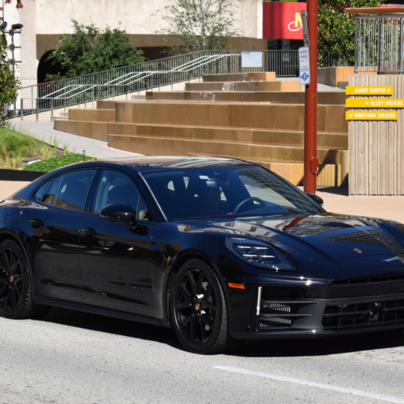 Porsche protiv šlepa: Vozač Panamere uspeo da se oslobodi, ali je platio visoku cenu VIDEO