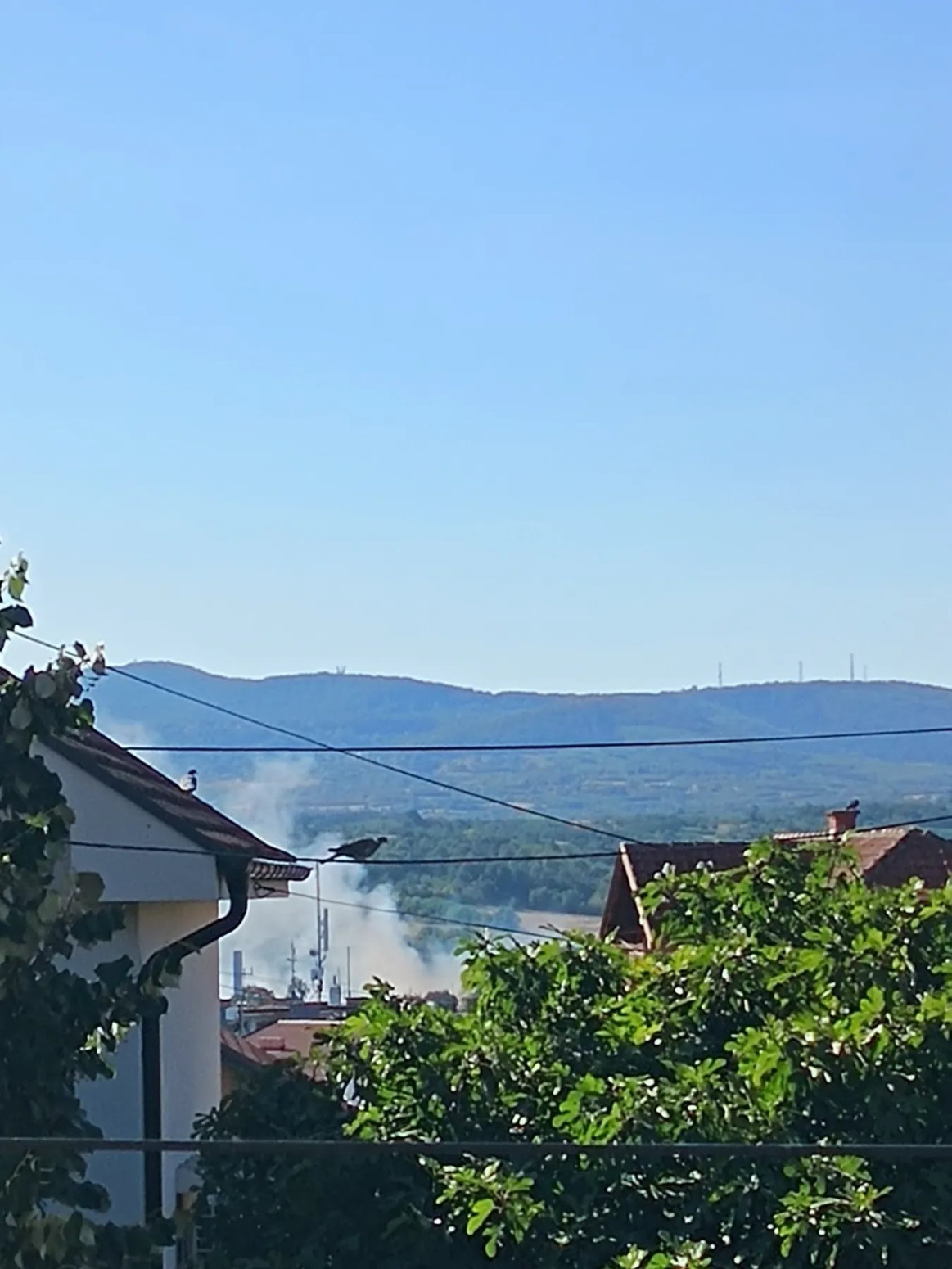 Veliki požar u Mladenovcu; Crni dim se širi iznad grada FOTO