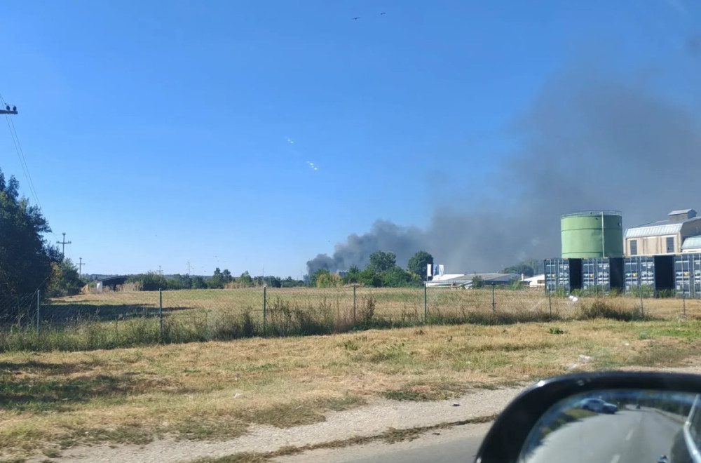 Veliki požar u Mladenovcu; Crni dim se širi iznad grada FOTO