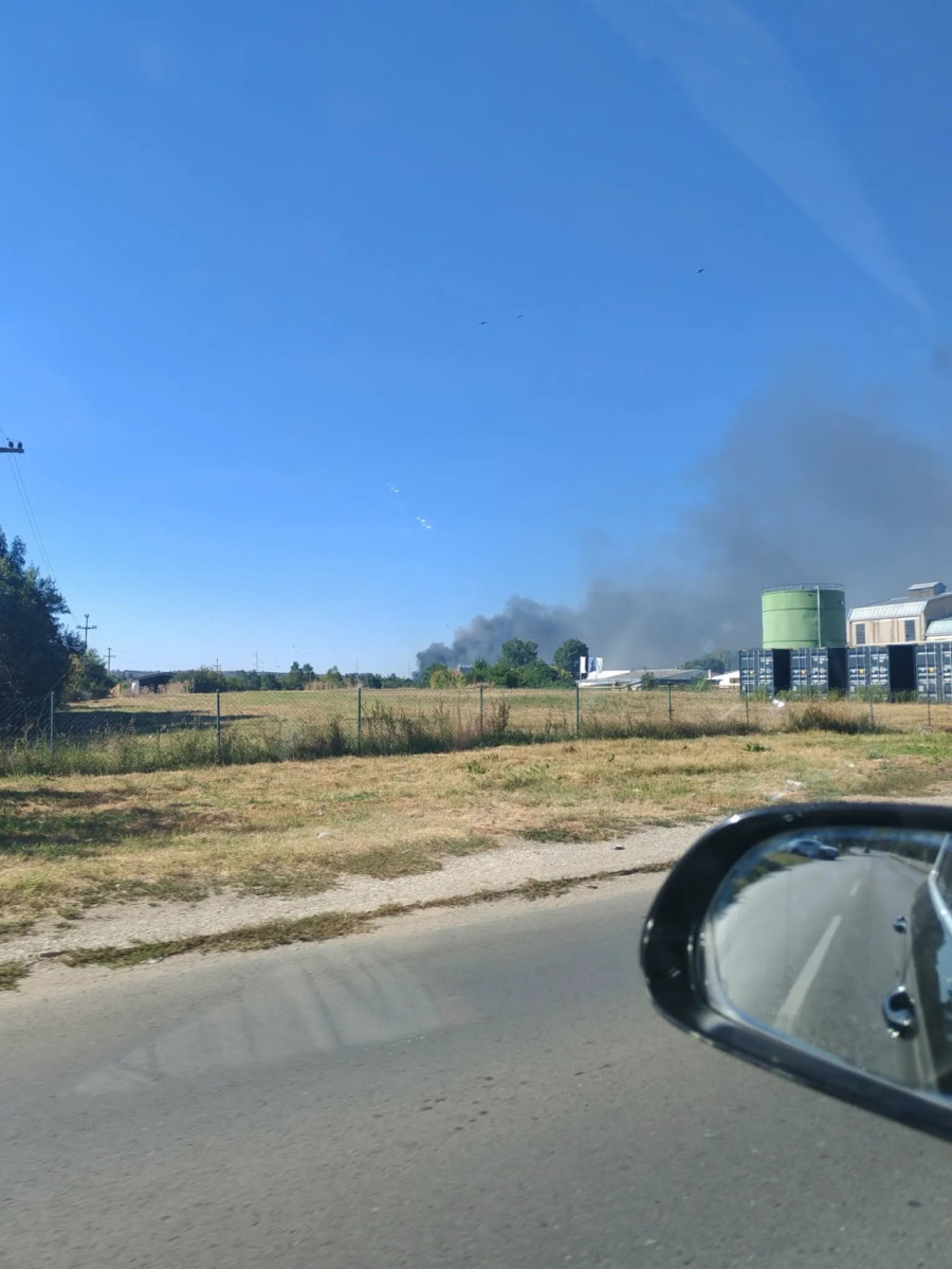 Veliki požar u Mladenovcu; Crni dim se širi iznad grada FOTO