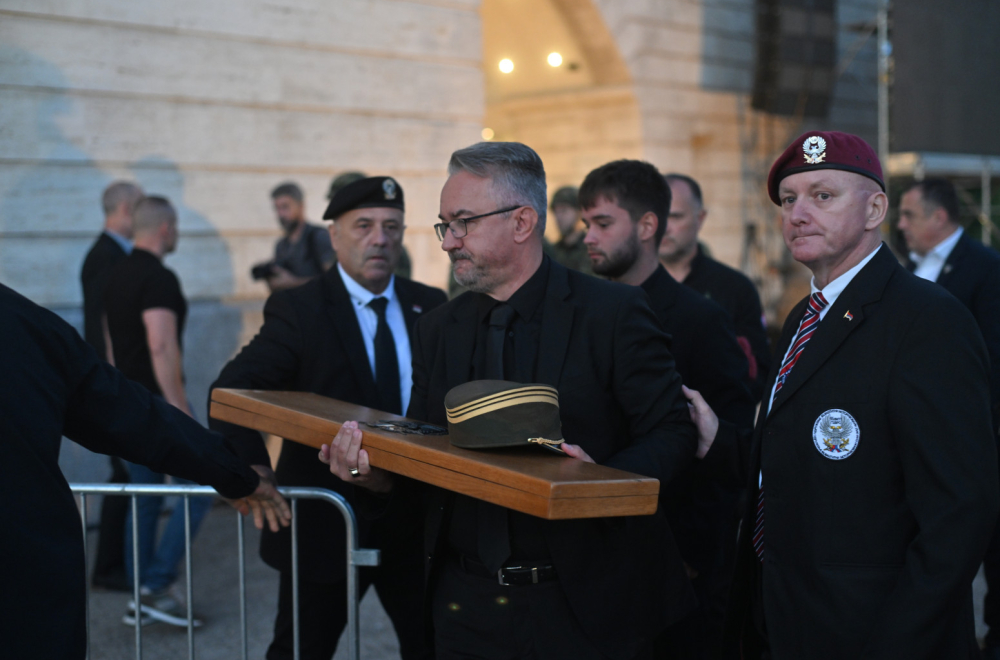 Darko Mladić se poslednji put oprostio od oca: Putuj, oče. Putuj, komandante