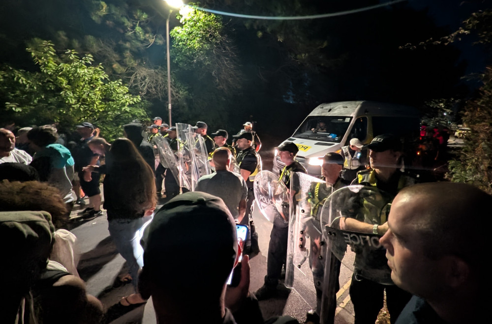 Strašne scene u Britaniji; Na stotine ljudi obučenih u crno i s maskama krenulo na migrante FOTO/VIDEO