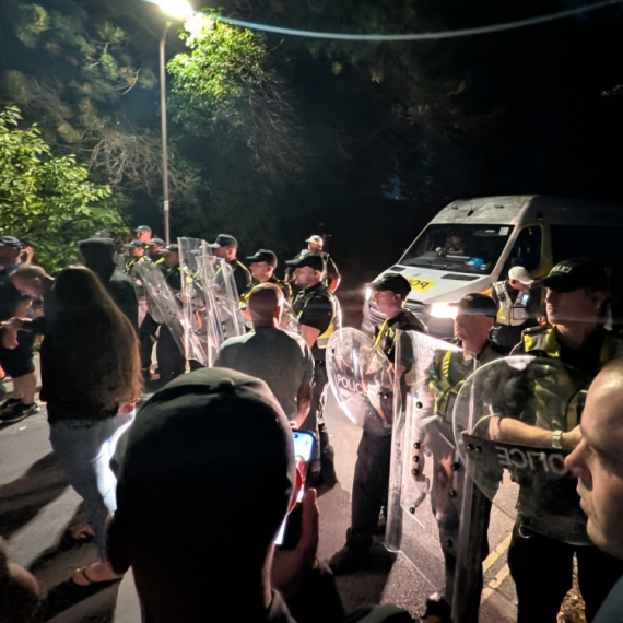 Strašne scene u Britaniji; Na stotine ljudi obučenih u crno i s maskama krenulo na migrante FOTO/VIDEO