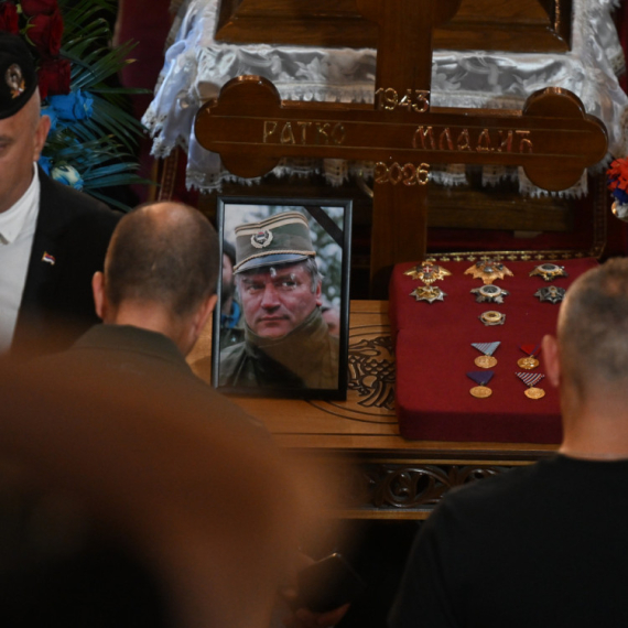 Povorka sa kovčegom u kojem je telo generala Mladića krenula ka Topčiderskom groblju FOTO/VIDEO
