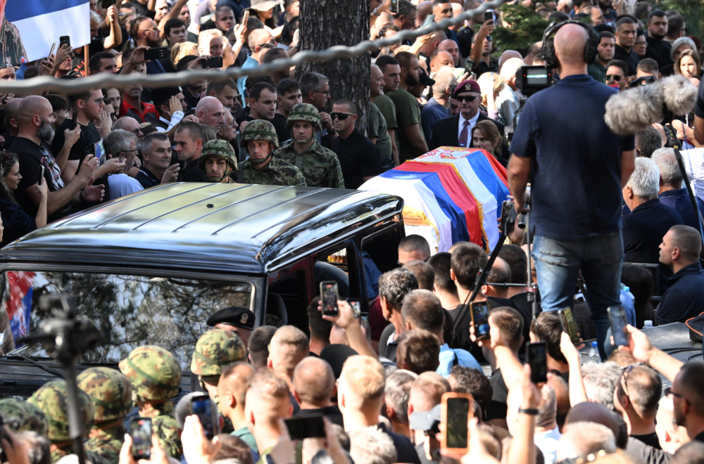 Sahranjen Ratko Mladić na Topčiderskom groblju; Veliki broj prisutnih; Sin Darko održao govor FOTO/VIDEO
