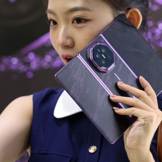 Huawei predstavio fenomenalan sklopivi telefon, ali cena šokira FOTO