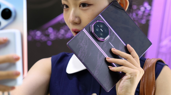 Huawei predstavio fenomenalan sklopivi telefon, ali cena šokira FOTO