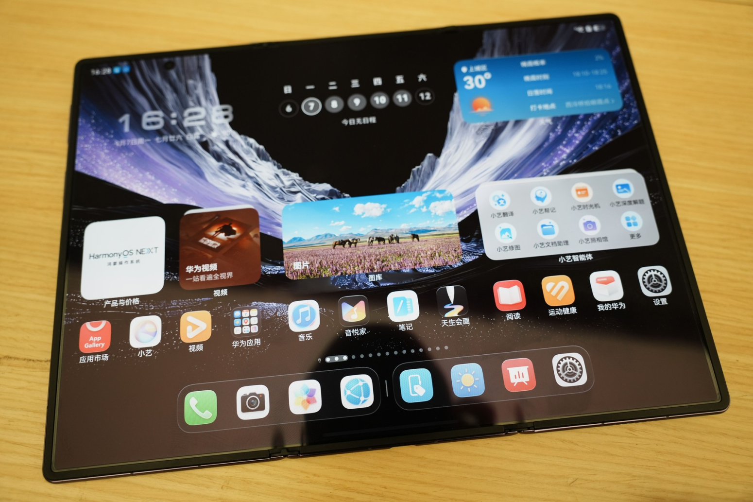 Huawei predstavio fenomenalan sklopivi telefon, ali cena šokira FOTO