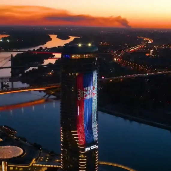 Zastave Srbije i Uzbekistana na Kuli Beograd VIDEO