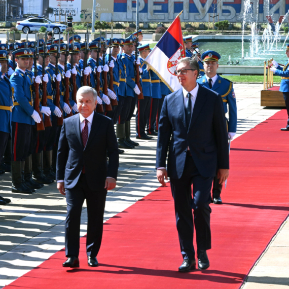 Predsednik Uzbekistana u Srbiji, Vučić mu upriličio svečani prijem; Razgovor sa ministrima u toku VIDEO