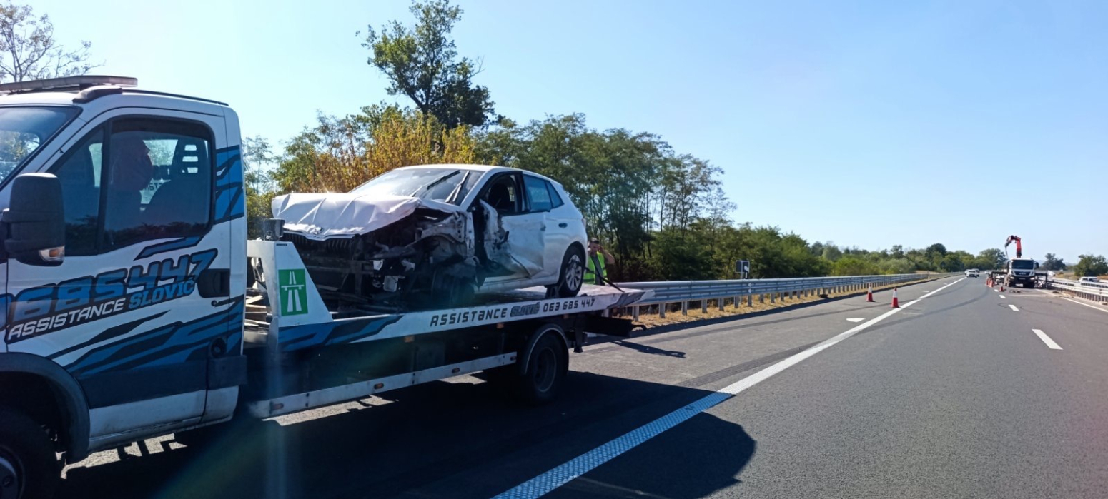 Udes na Moravskom koridoru: Automobil udario u prikolicu kod zone radova FOTO