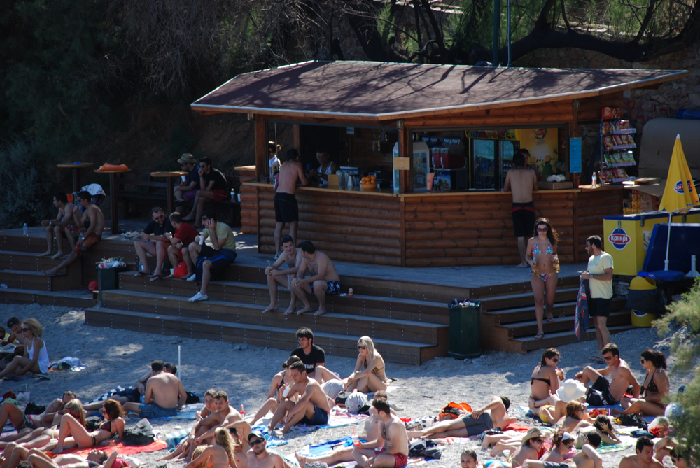 Žestoka tuča u plažnom baru zbog lepe Grkinje; Letele pesnice na sve strane VIDEO