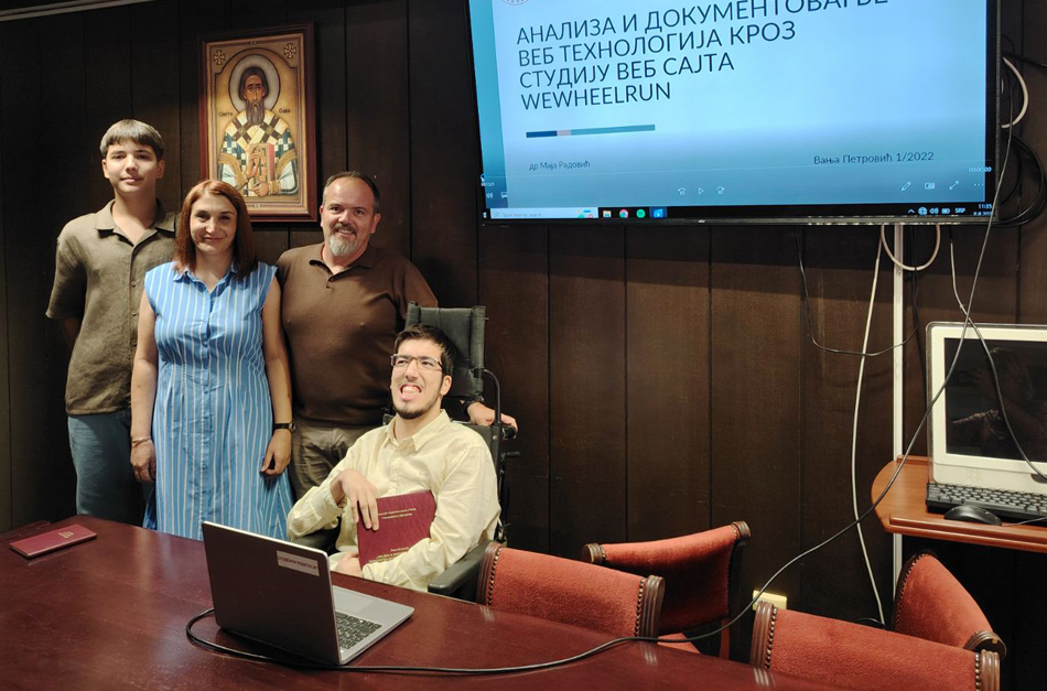 Vanja ima cerebralnu paralizu, ali niže uspehe i ruši predrasude: Diplomirao kao jedan od najboljih FOTO