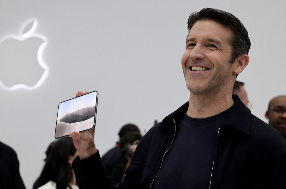 "Pametnim telefonima su odbrojani dani?" Novi šef Apple-a se ne slaže: iPhone ostaje VIDEO