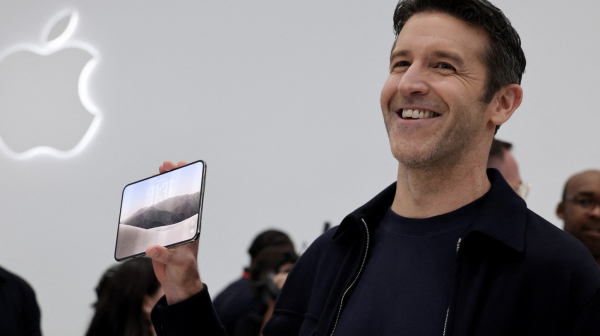 "Pametnim telefonima su odbrojani dani?" Novi šef Apple-a se ne slaže: iPhone ostaje VIDEO