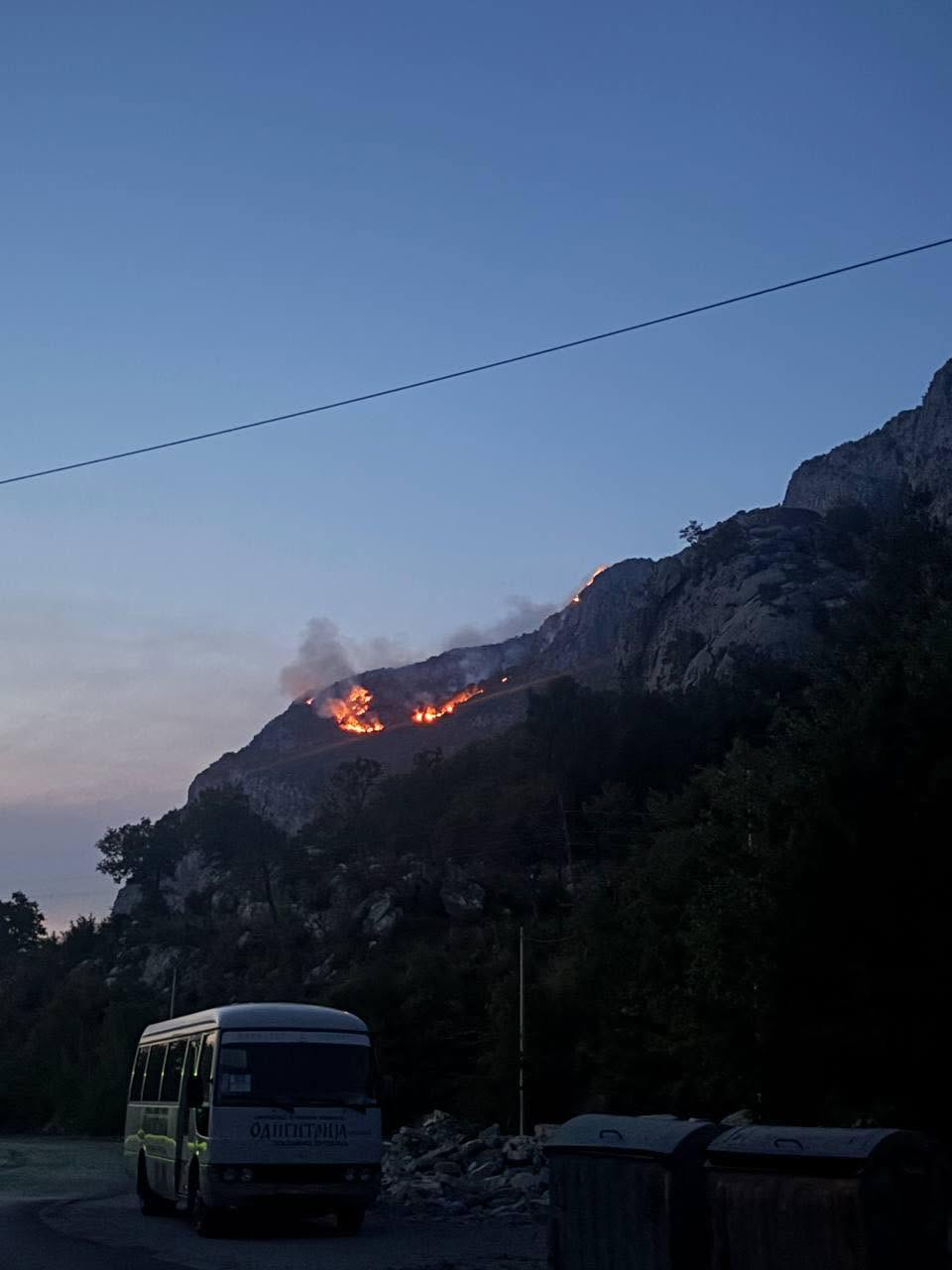 Požar kod Ostroga: Plamen izbio na nepristupačnom terenu, ali situacija je pod kontrolom FOTO