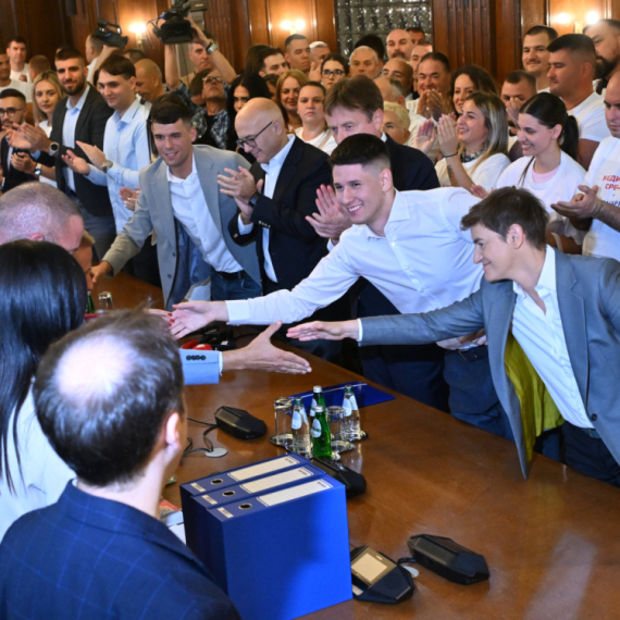 Predstavnici liste "Aleksandar Vučić – Ujedinjena Srbija" predali listu i potpise RIK-u VIDEO