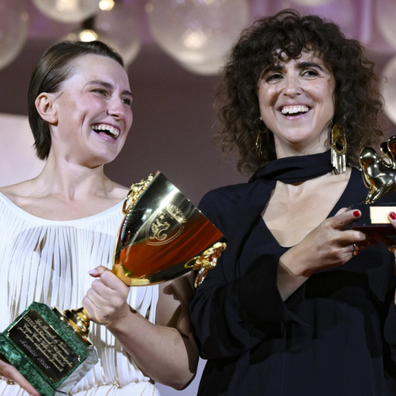 O čemu govori film koji je osvojio Zlatnog lava u Veneciji? Tajna koja bi mogla da joj uništi život VIDEO